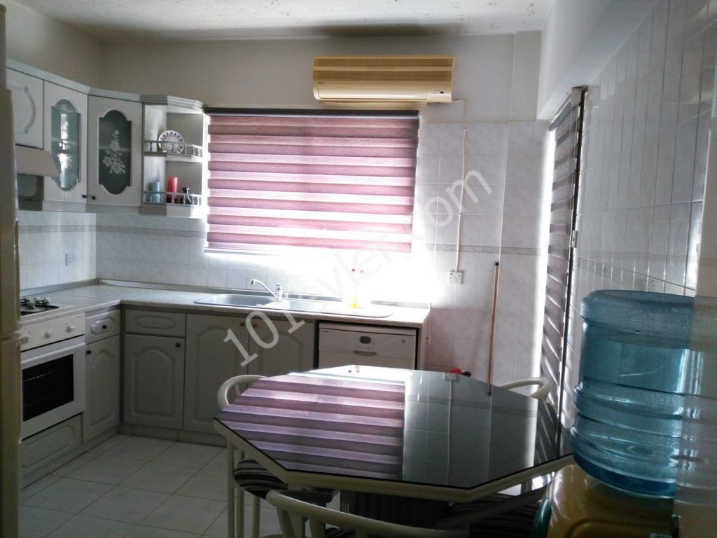 Girne merkezde devlet hastanesi yakınında eşyalı 3+1 kiralık daire