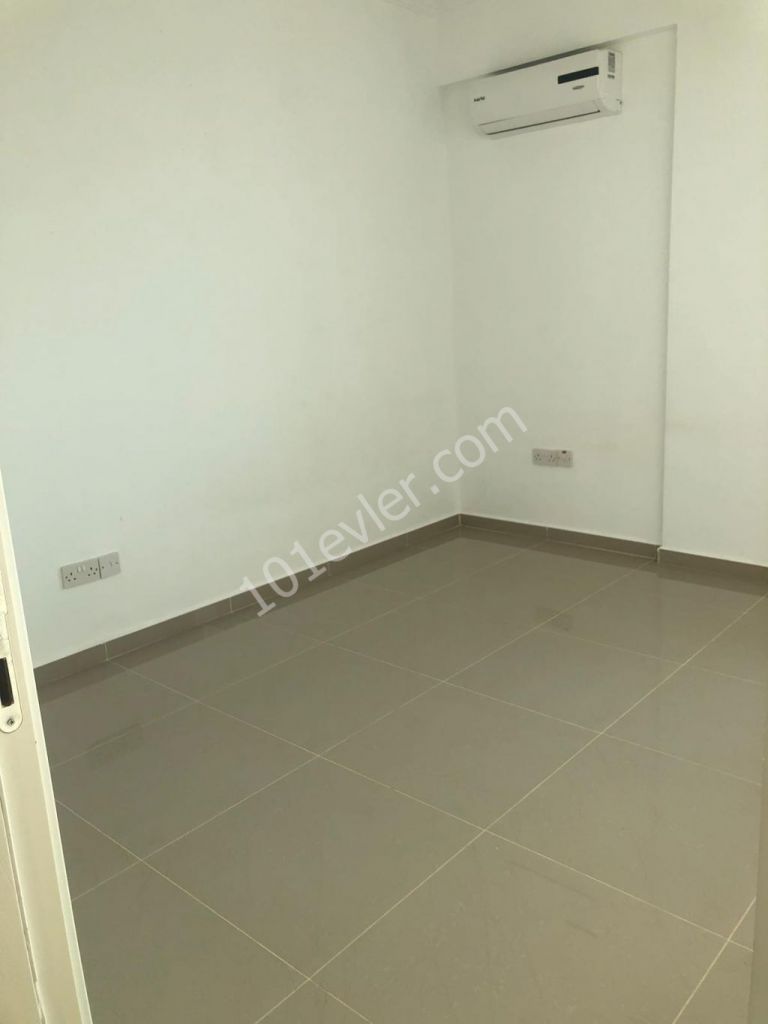 Girne merkezde Piabella otel yanında eşyasız 2+1 eşyasız daire