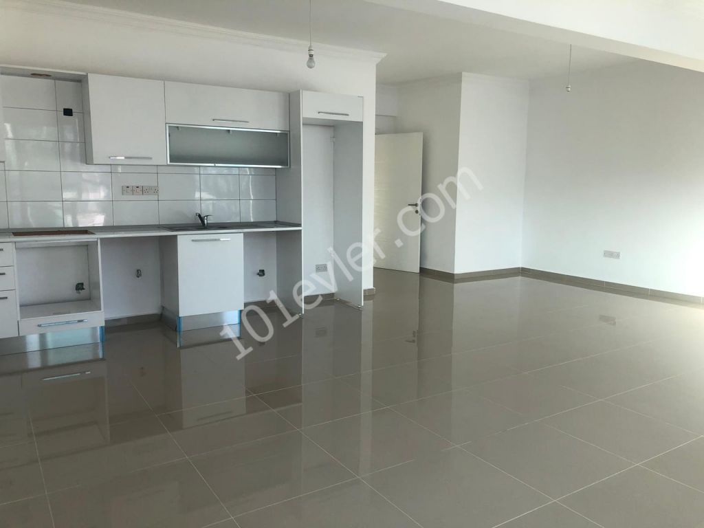 Girne merkezde Piabella otel yanında eşyasız 2+1 eşyasız daire