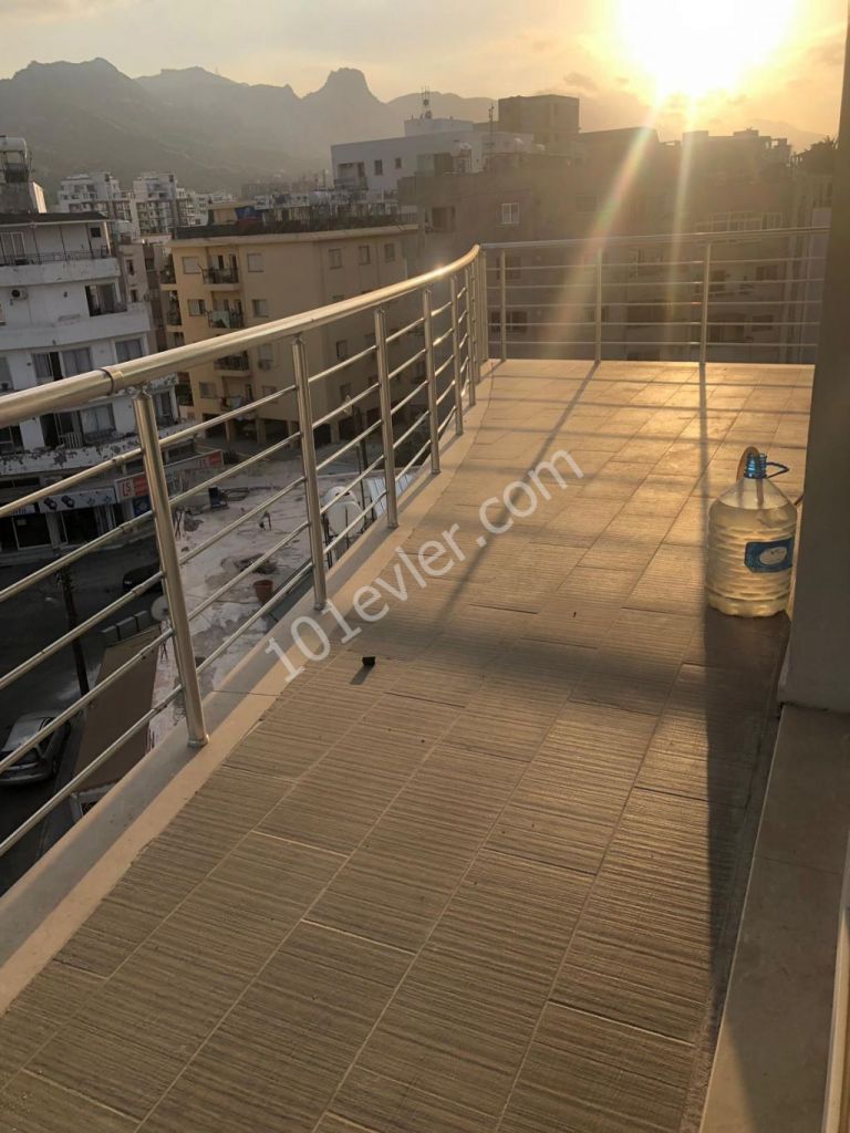 Girne merkezde Piabella otel yanında eşyasız 2+1 eşyasız daire