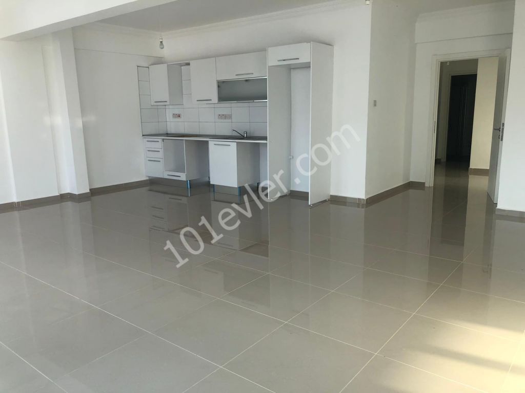 Girne merkezde Piabella otel yanında eşyasız 2+1 eşyasız daire