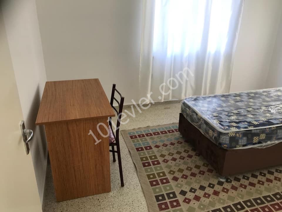 Girne merkezde nusmar market yakınında yeni eşyalı 3+1 kiralık daire