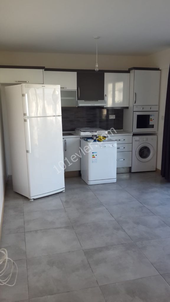 Alsancakta duraklara ve markete yürüyüş mesafesinde ortak havuzlu sitede 1 + 1 eşyalı bahçe katı kiralık daire