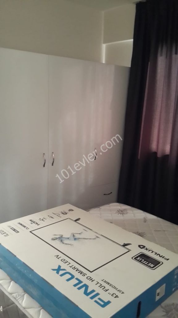 Alsancakta duraklara ve markete yürüyüş mesafesinde ortak havuzlu sitede 1 + 1 eşyalı bahçe katı kiralık daire