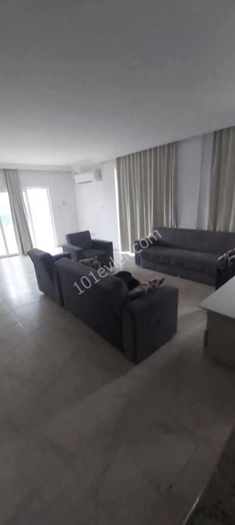 Girne merkezde dolmuş ve markete yürüyüş mesafesi nde 3 + 1 eşyalı daire (öğrenci aile farketmez)