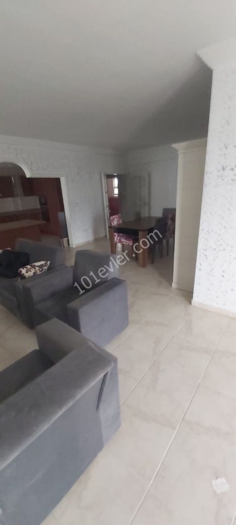 Girne merkezde dolmuş ve markete yürüyüş mesafesi nde 3 + 1 eşyalı daire (öğrenci aile farketmez)