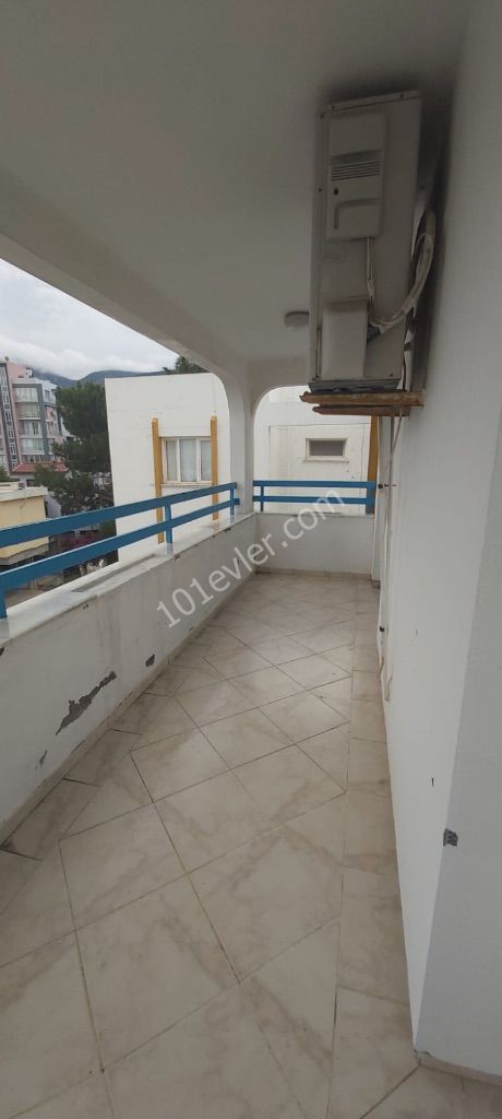 Girne merkezde dolmuş ve markete yürüyüş mesafesi nde 3 + 1 eşyalı daire (öğrenci aile farketmez)