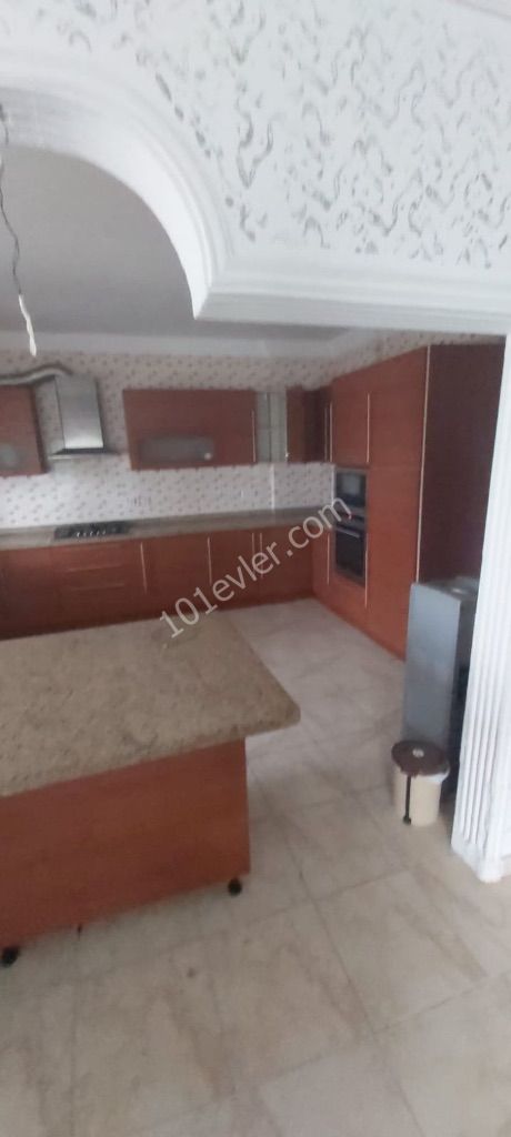 Girne merkezde dolmuş ve markete yürüyüş mesafesi nde 3 + 1 eşyalı daire (öğrenci aile farketmez)