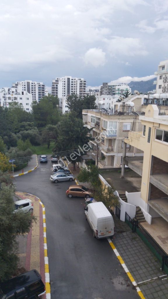 Girne merkezde dolmuş ve markete yürüyüş mesafesi nde 3 + 1 eşyalı daire (öğrenci aile farketmez)