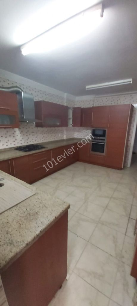 Girne merkezde dolmuş ve markete yürüyüş mesafesi nde 3 + 1 eşyalı daire (öğrenci aile farketmez)