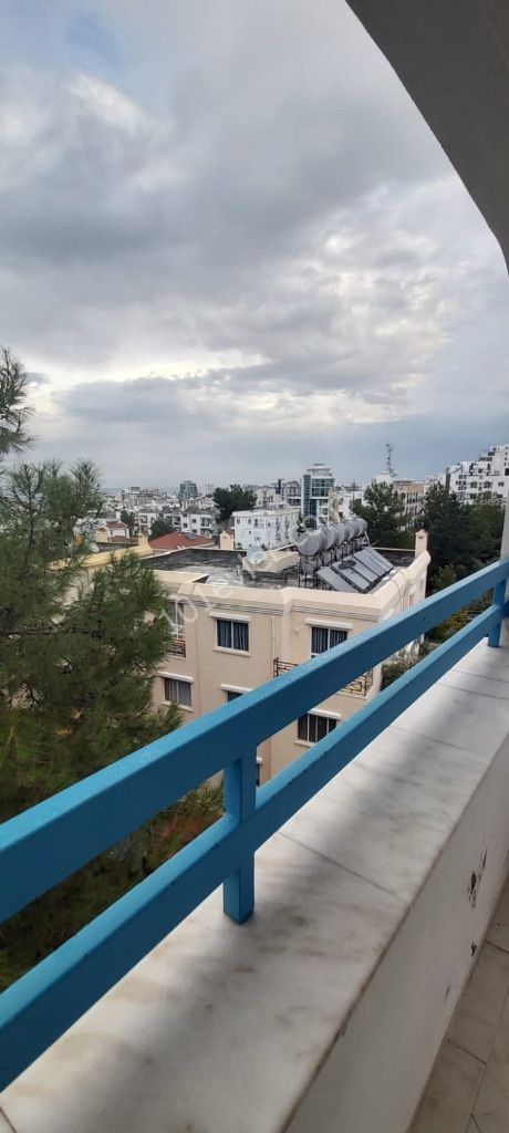 Girne merkezde dolmuş ve markete yürüyüş mesafesi nde 3 + 1 eşyalı daire (öğrenci aile farketmez)