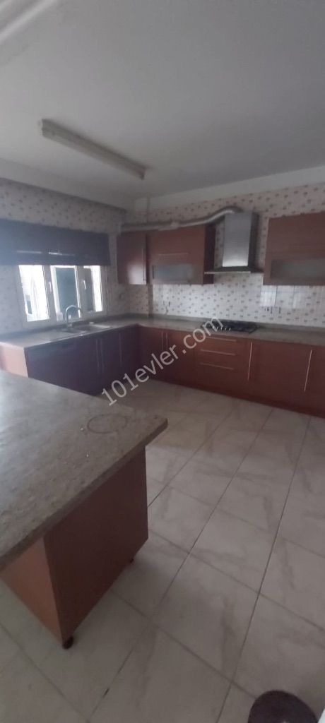 Girne merkezde dolmuş ve markete yürüyüş mesafesi nde 3 + 1 eşyalı daire (öğrenci aile farketmez)