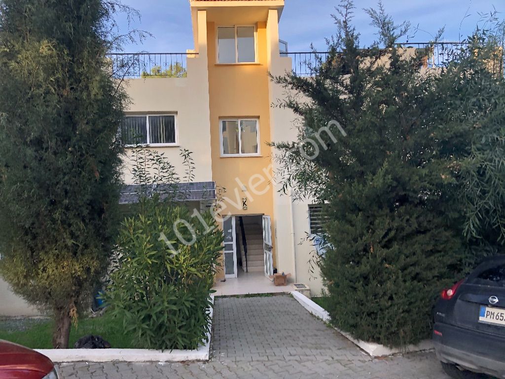 Edremit’te havuzlu site içerisinde bahçe kullanımı daireye ait 2+1 eşyalı kiralık daire