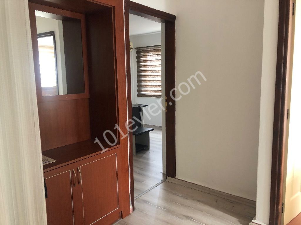 Girne merkezde cadde üzeri işletme izinli 2. Kat içerisinde beyaz  eşya ve klimaları mevcut 2+1 Kiralık ofis