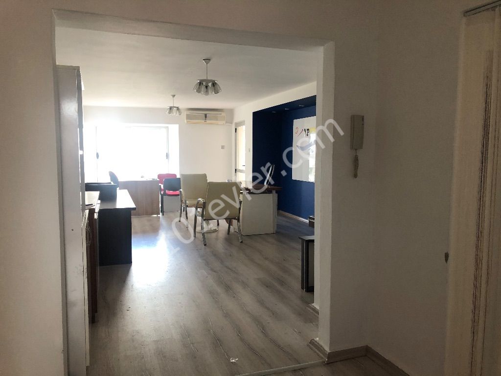 Girne merkezde cadde üzeri işletme izinli 2. Kat içerisinde beyaz  eşya ve klimaları mevcut 2+1 Kiralık ofis