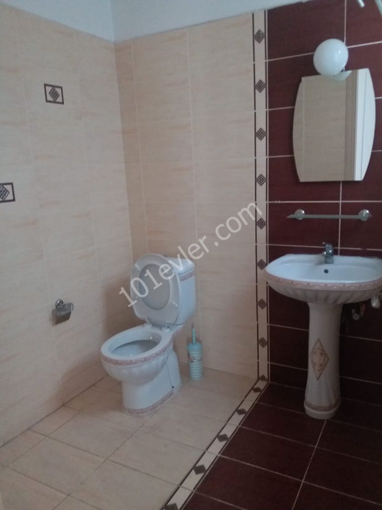 Girne merkezde Oscar hotel yakınında 3+1 eşyalı kiralık daire