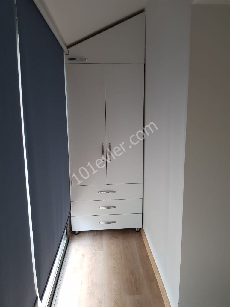 Alcancak’ta güvenlikli site içerisinde ortak havuzlu site içerisinde eşyalı 3+1 satılık villa