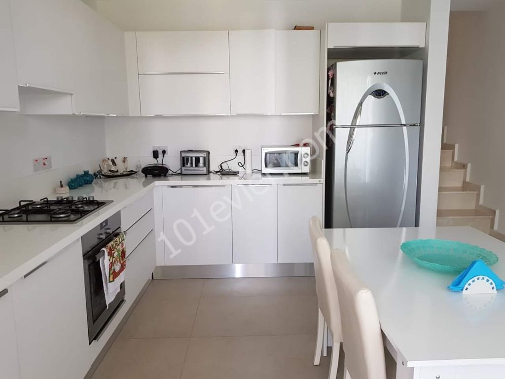 Alcancak’ta güvenlikli site içerisinde ortak havuzlu site içerisinde eşyalı 3+1 satılık villa