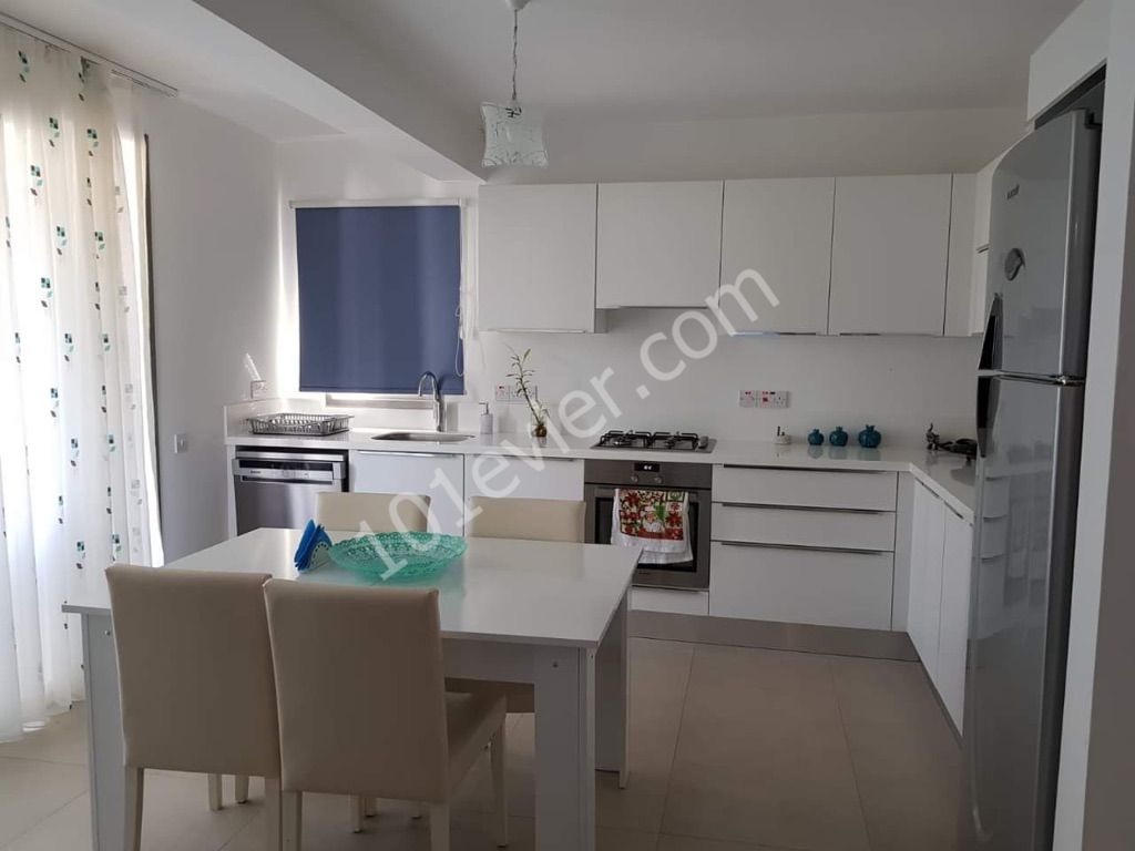 Alcancak’ta güvenlikli site içerisinde ortak havuzlu site içerisinde eşyalı 3+1 satılık villa