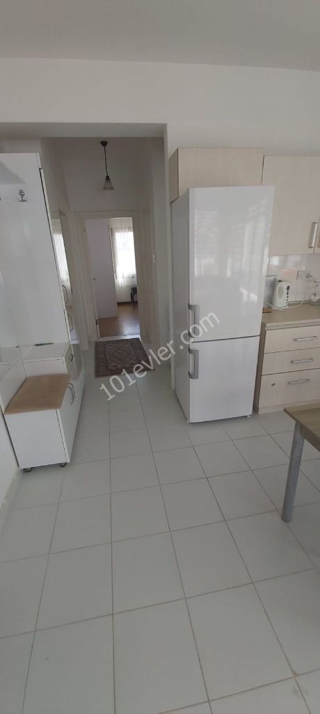 Girne merkezde girne lemar yanında havuzlu site içerisinde eşyalı kiralık 2+1 daire