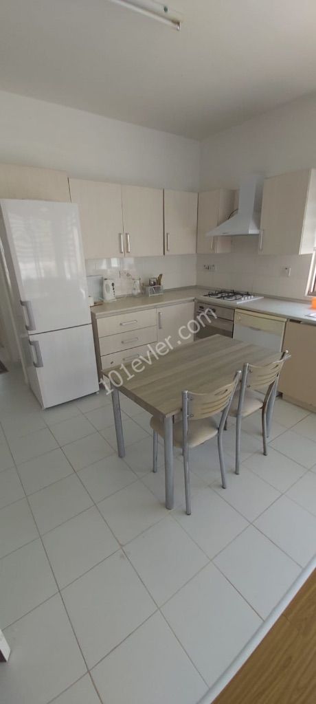 Girne merkezde girne lemar yanında havuzlu site içerisinde eşyalı kiralık 2+1 daire