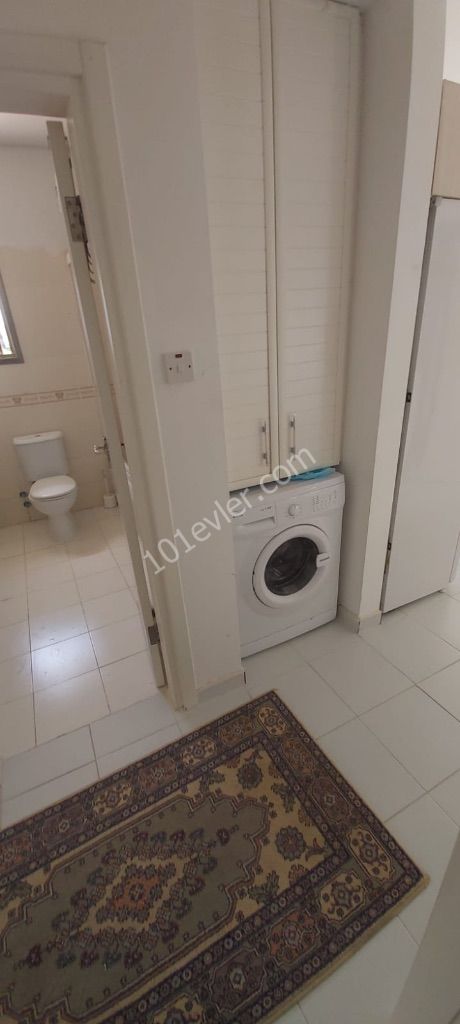 Girne merkezde girne lemar yanında havuzlu site içerisinde eşyalı kiralık 2+1 daire