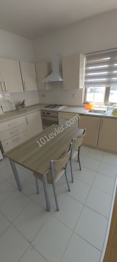 Girne merkezde girne lemar yanında havuzlu site içerisinde eşyalı kiralık 2+1 daire