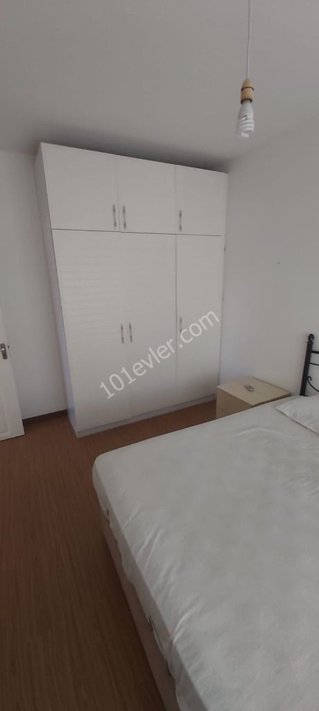 Girne merkezde girne lemar yanında havuzlu site içerisinde eşyalı kiralık 2+1 daire