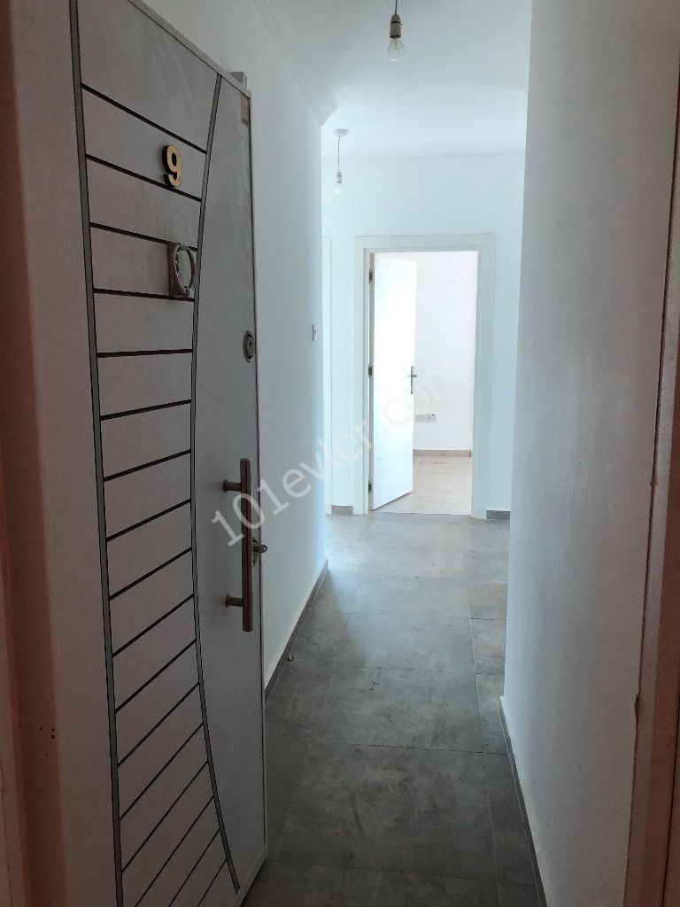 Girne merkezde sulu çember yanında asansörlü binada 3. Kat geniş balkonlu 3+1 kiralık daire