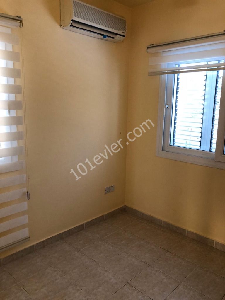 Karaoğlanoğlunda ortak havuzlu site içerinde şömineli 4+1 satılık ikiz villa