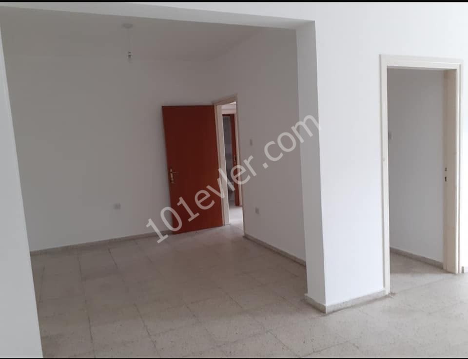 Girne merkezde çarşıya yürüyüş mesafesinde eşyasız kiralık 2+1 daire