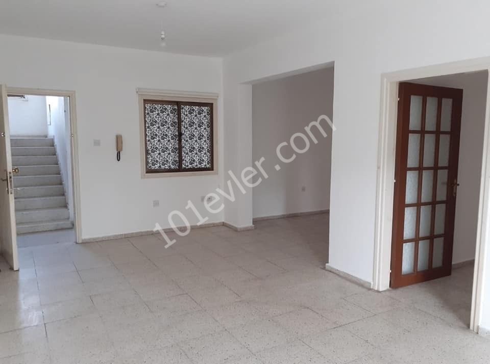 Girne merkezde çarşıya yürüyüş mesafesinde eşyasız kiralık 2+1 daire