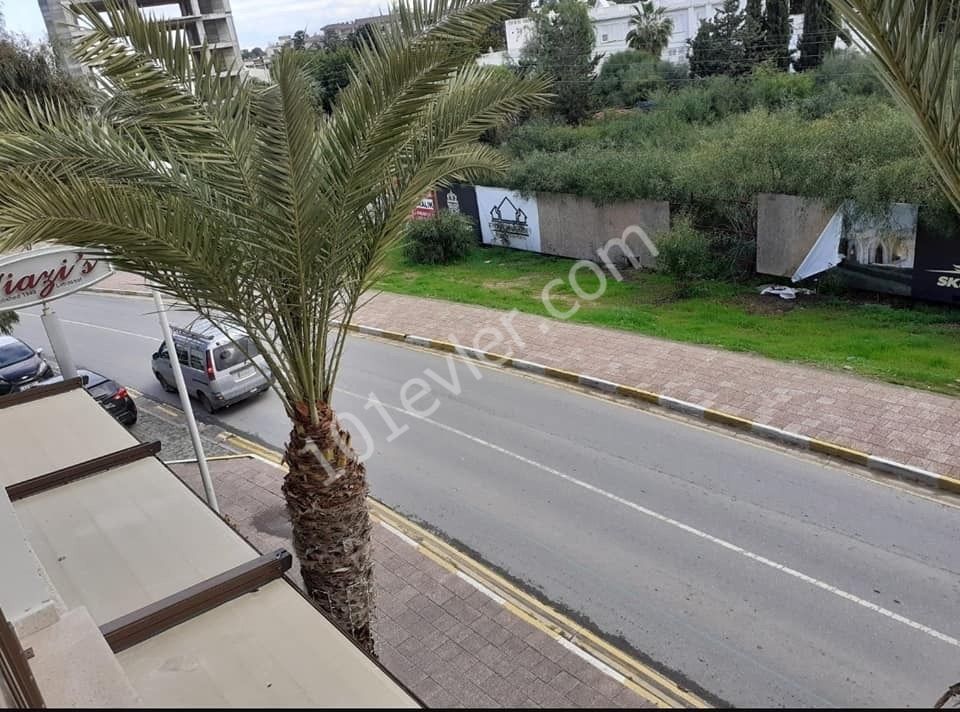 Girne merkezde çarşıya yürüyüş mesafesinde eşyasız kiralık 2+1 daire