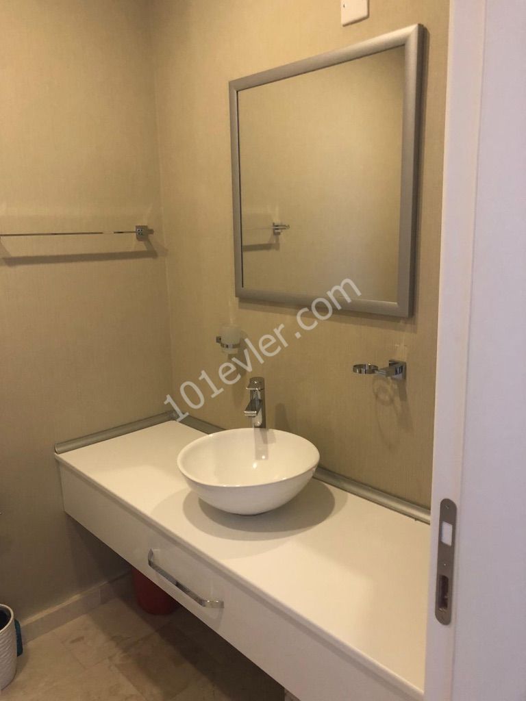 Girne merkezde muhteşem manzaraya sahip lüks eşyalı 2+1 kiralık penthouse 