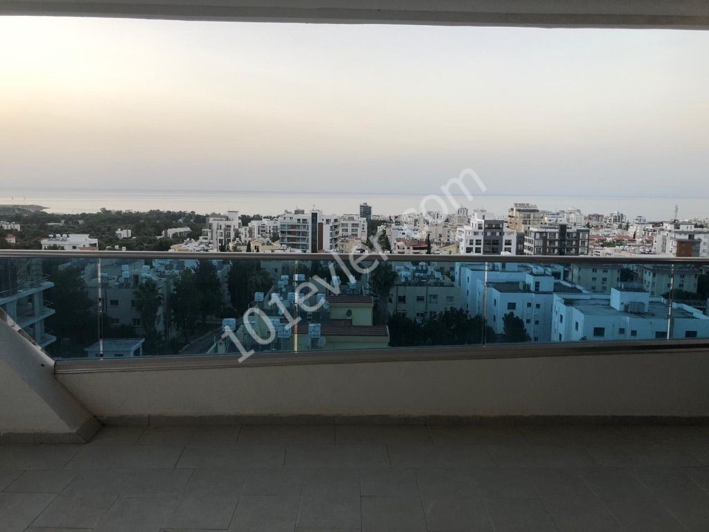 Girne merkezde muhteşem manzaraya sahip lüks eşyalı 2+1 kiralık penthouse 