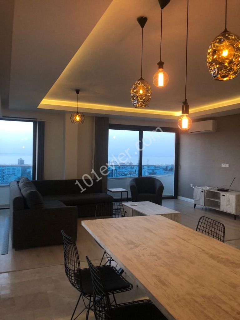 Girne merkezde muhteşem manzaraya sahip lüks eşyalı 2+1 kiralık penthouse 