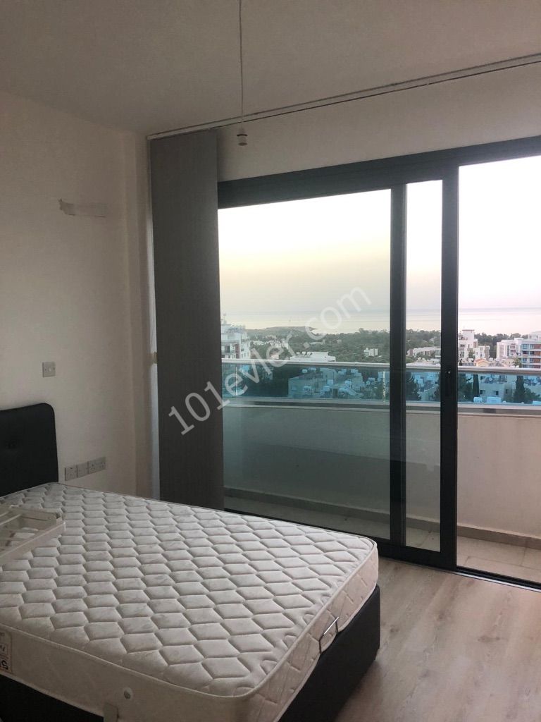 Girne merkezde muhteşem manzaraya sahip lüks eşyalı 2+1 kiralık penthouse 