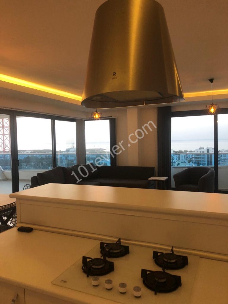 Girne merkezde muhteşem manzaraya sahip lüks eşyalı 2+1 kiralık penthouse 