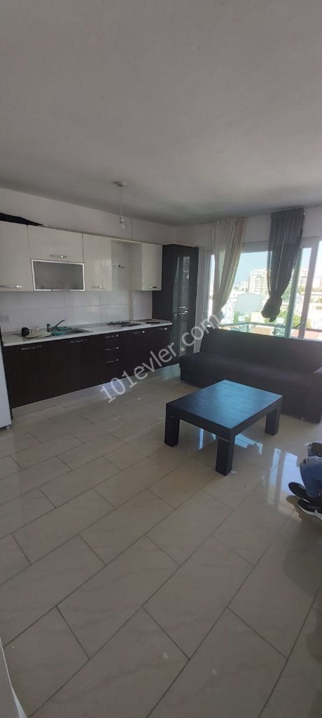 Girne merkezde merkezi lokasyonda 2 + 1 eşyalı kiralık daire