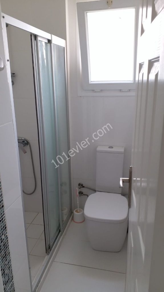 Girne merkezde aslanlı villa arkası 2 + 1 eşyalı kiralık daire