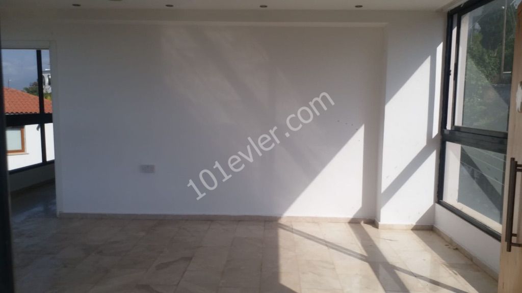 Çatalköy’de mükemmel deniz manzaralı şömineli eşyasız 2 + 1 kiralık daire