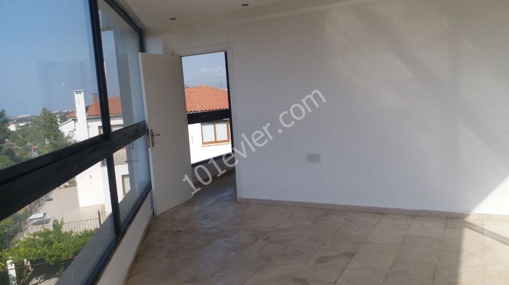 Çatalköy’de mükemmel deniz manzaralı şömineli eşyasız 2 + 1 kiralık daire