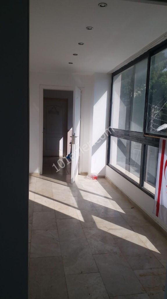 Çatalköy’de mükemmel deniz manzaralı şömineli eşyasız 2 + 1 kiralık daire