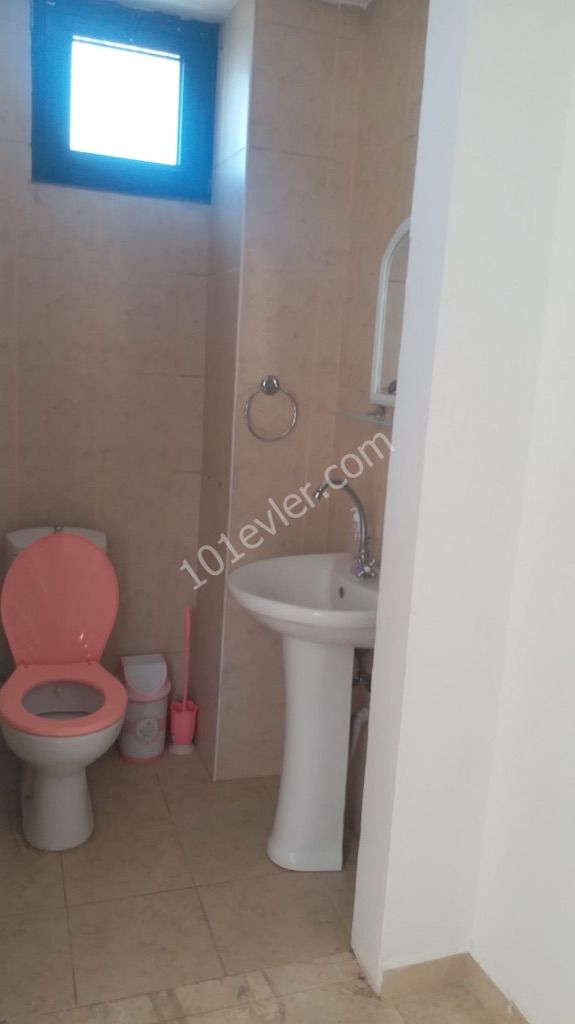 Çatalköy’de mükemmel deniz manzaralı şömineli eşyasız 2 + 1 kiralık daire