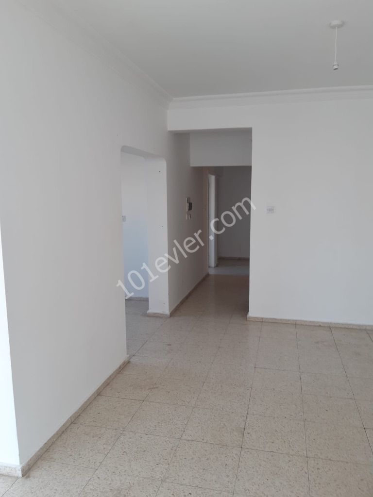 Lefkoşa terminal bölgesinde 3 + 1 eşyasız kiralık daire