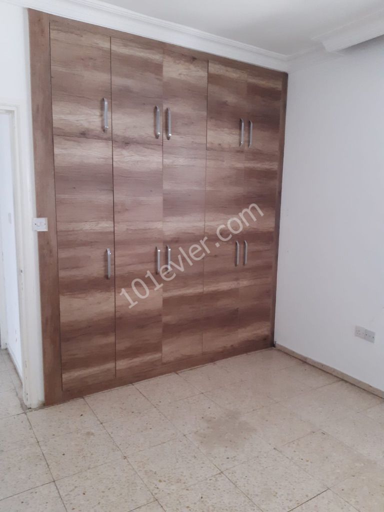 Lefkoşa terminal bölgesinde 3 + 1 eşyasız kiralık daire