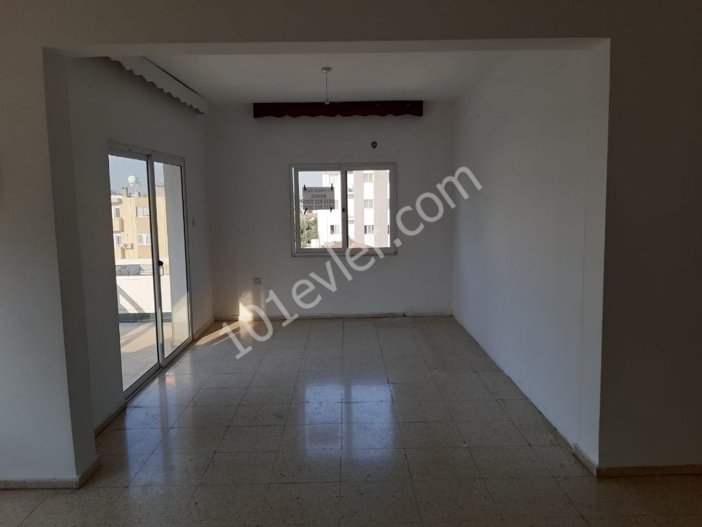 Lefkoşa terminal bölgesinde 3 + 1 eşyasız kiralık daire