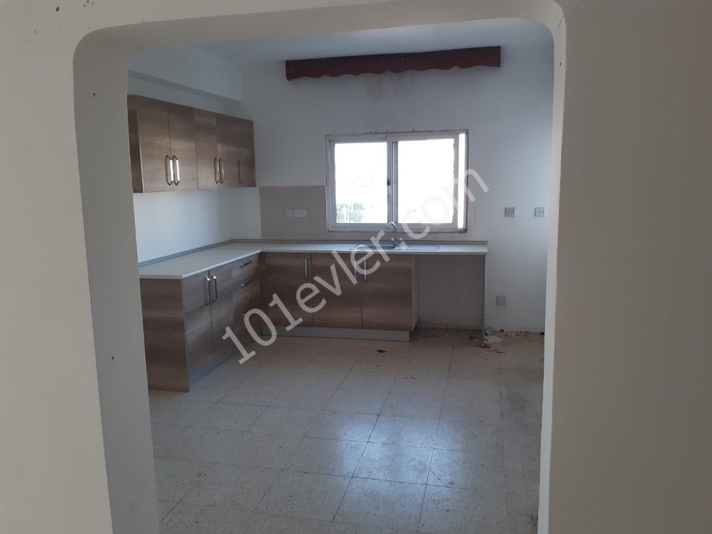 Lefkoşa terminal bölgesinde 3 + 1 eşyasız kiralık daire