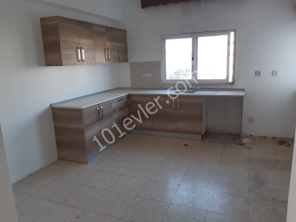 Lefkoşa terminal bölgesinde 3 + 1 eşyasız kiralık daire