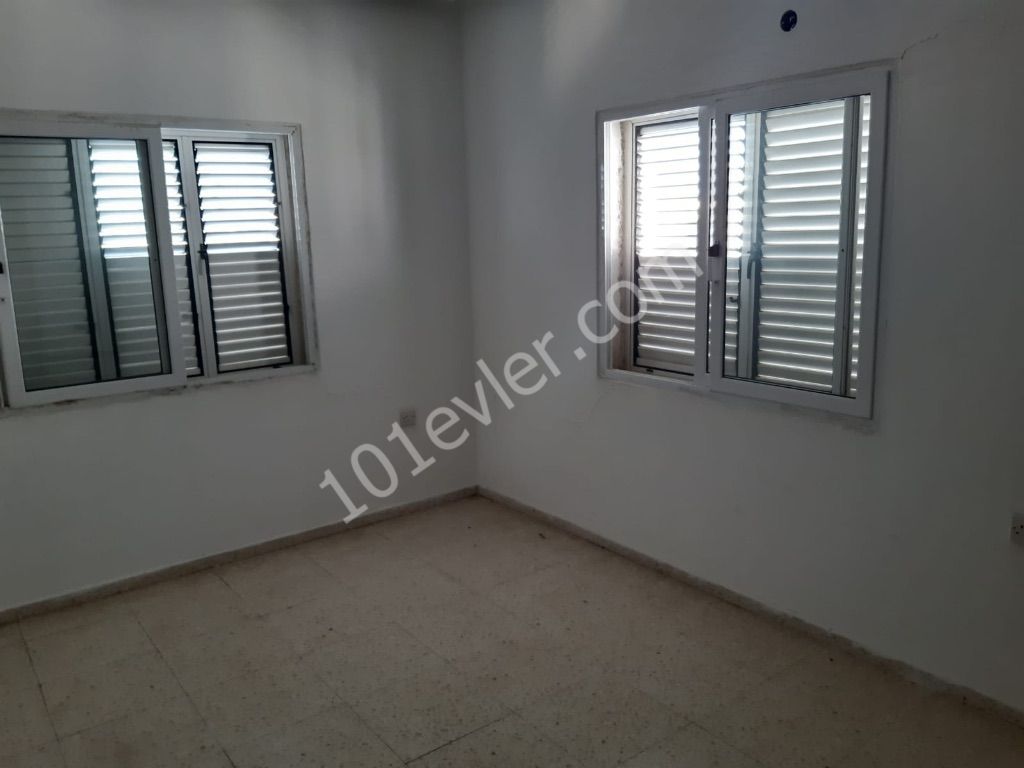 Lefkoşa terminal bölgesinde 3 + 1 eşyasız kiralık daire